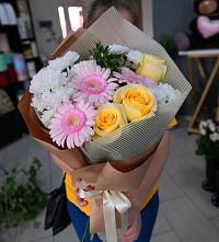 Букет цветов из:  Герберы, Розы и Хризантемы в Новом Приморского края