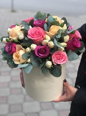 Цветочная композиция из Розы в шляпной коробке в Новом Приморского края