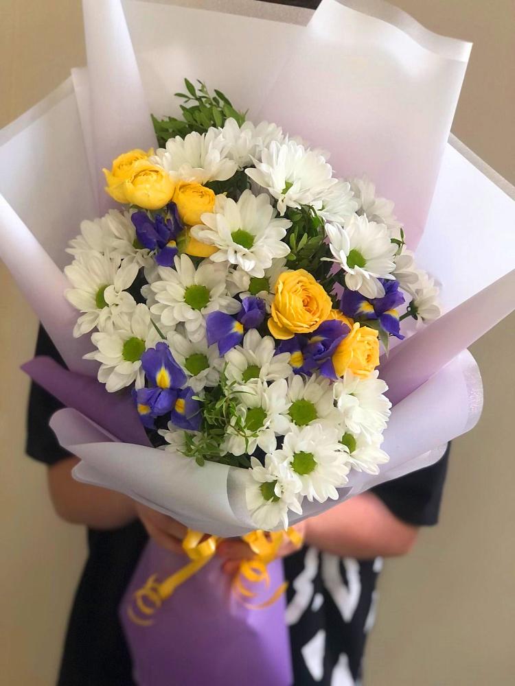 Букет цветов из: Ирисы, Хризантемы и Розы в Новом Приморского края