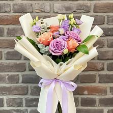 Букет цветов из:  Лизиантусы и Розы в Новом Приморского края