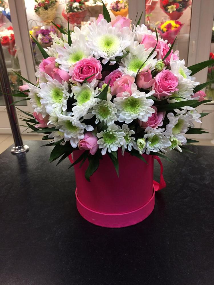 Композиция грация в Новом Приморского края Цветочная композиция из Розы и Хризантемы в шляпной коробке в Новом Приморского края